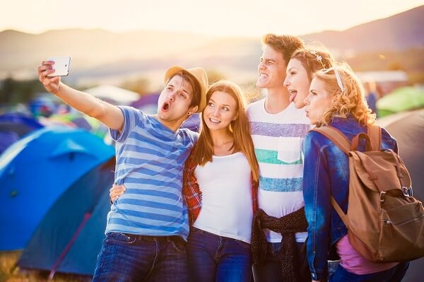 Stock-Picture-Festival-Friends-Selfie